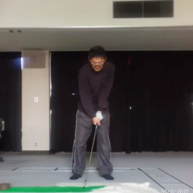 室内練習、パッティングと素振りの画像