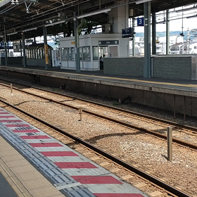 次は萱島駅で淀屋橋行３０００系快速急行通過です。の画像