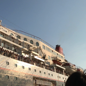 クルーズ船と地元のお祭りの画像