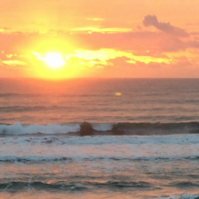 10月15日千葉北、東浪見の朝の波の画像