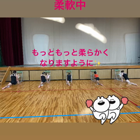 チャレンジクラスの柔軟の様子の画像