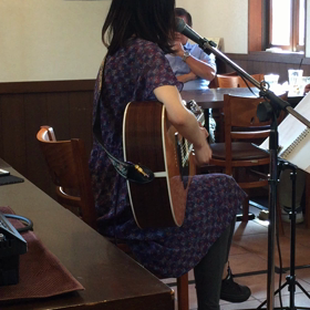 近所のカフェでライブ観てきました！の画像