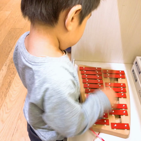 いろんな楽器も取り入れたリトミックレッスンですの画像