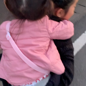 妹をおんぶするのが好きの画像