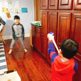 マシュマロ爆弾で大笑いの画像