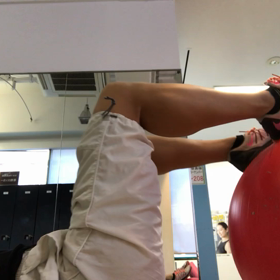 バランスボールでトレーニングの画像