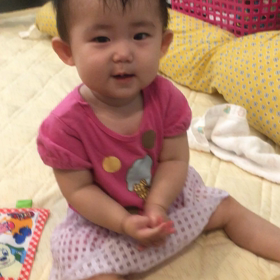 手をたたく動作の画像