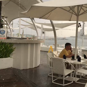 モーベンピックホテルのハッピーアワーに行ったら急な豪雨直撃☔️の画像