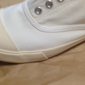 新たな手描き靴作品は明るい雰囲気です。の画像