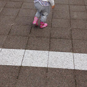 アリに異常におびえる娘の画像