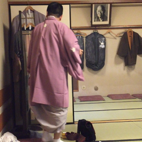 拍手の中、楽屋から袖→高座への画像