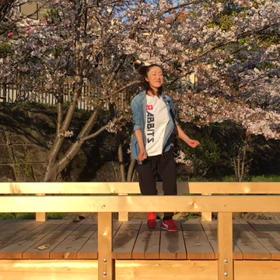 桜のもとで子どもたちにの画像