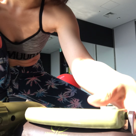 電動空気入れでスピーディーに膨らませていますの画像