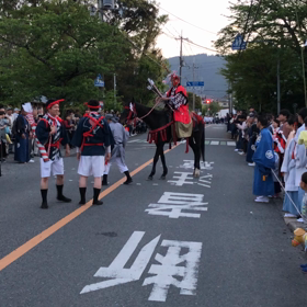 掛け声と  かわず鳴く声  重なりて 古里の夜  ざわめく神輿の画像