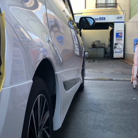 車を磨く店長の画像