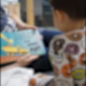「B」と「W」からアルファベットを覚える息子の画像