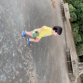 公園の掃除の人にびっくりしてるおちびの画像
