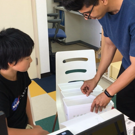 外国人講師がプログラミングを教えています！の画像