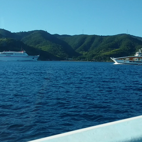 いそかぜ船内から見た隠岐汽船フェリーと内航船フェリーどうぜんの画像