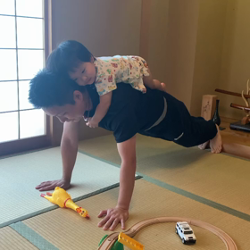 5/8 子供を背負って腕立てチャレンジの画像