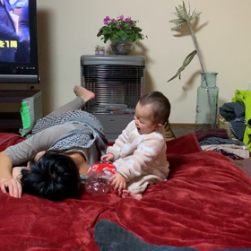 母親を叩きながら笑う娘の画像