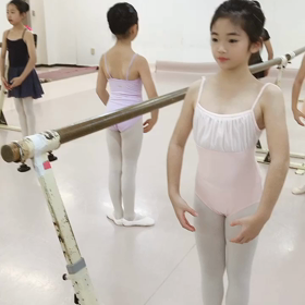 plié avec port de brasの画像