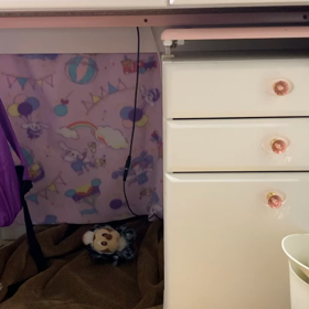 学習机の奥に秘密基地の画像