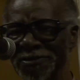 Hey!そこの会社員、下を向いて歩いてると黒人の青年に励まされるぞ！の画像