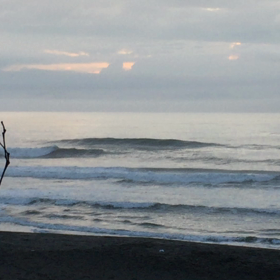 8月5日千葉北、東浪見の朝の波の画像