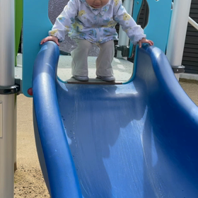 1人で滑り台の画像