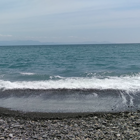 波打ち際からの富士の画像