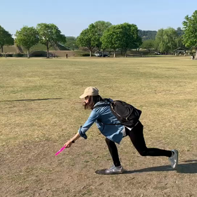 45歳アラフォーママ、娘とフリスビーの画像