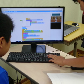 未来のエンジニアたちがアプリを作っています。の画像