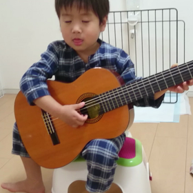 3/18チビ１号くんギター練習の画像