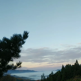 朝の小さなお月様の画像