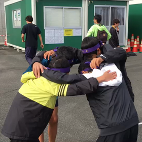 男子リレーAチーム円陣の画像