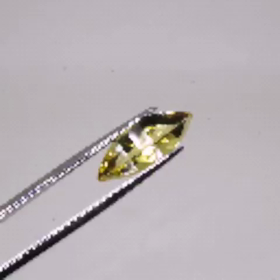 金色の宝石の画像