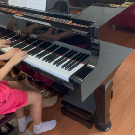 ピアノと足の画像