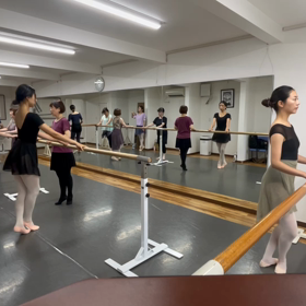 大人バレエレッスン風景の画像