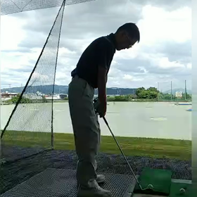 ピンを狙う9番、グリーンにのせる7番の画像