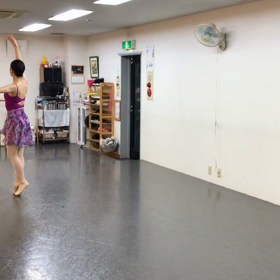 バレエ初心者クラス  シャッセとパッセの画像