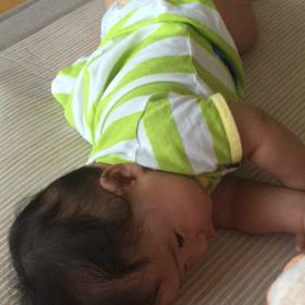 寝返りが板につきましたの画像