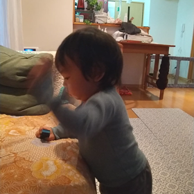 ソファーの弾力を楽しむ。の画像