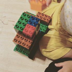 【動画】次男坊1歳６ヶ月のブロック遊びの画像