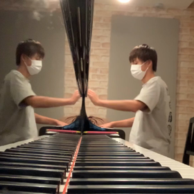 息子をよく見てるお母さんの画像