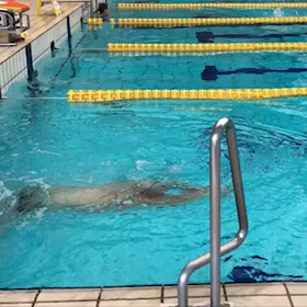 正しくて、意味のある片手クロールの画像