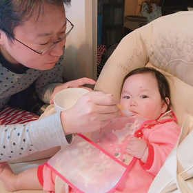 お父さんと離乳食の画像