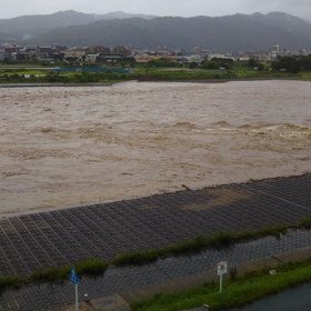 家の前の桂川の画像