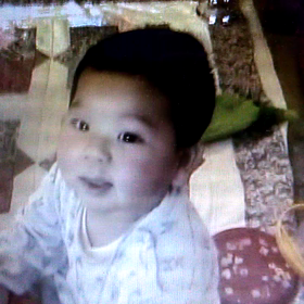 倒れる娘と微笑む息子の画像