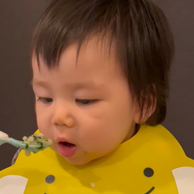 食べながら眠そうの画像